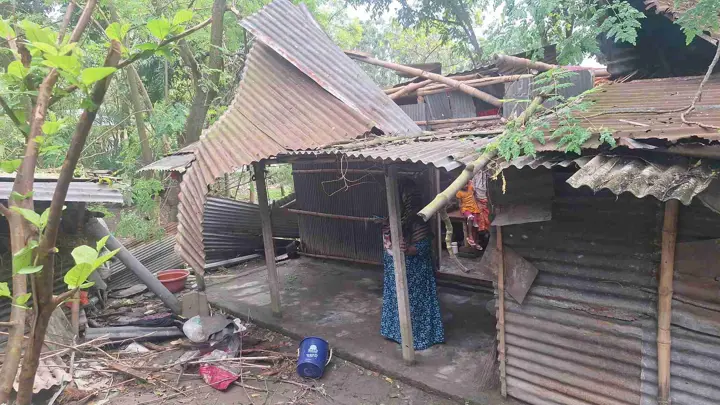 মরার ওপর খাঁড়ার ঘা, ঝড়ে শেষ আশ্রয়টুকুও হারালেন হাজেরা বেওয়া