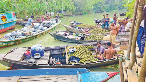 আমড়ার ভাসমান হাটে কোটি টাকার বেচাকেনা