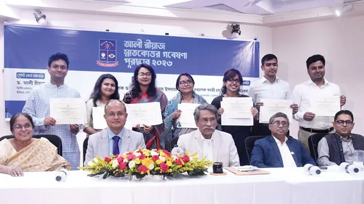 আলী রীয়াজ স্নাতকোত্তর গবেষণা বৃত্তি পেলেন ঢাবির ৭ শিক্ষার্থী