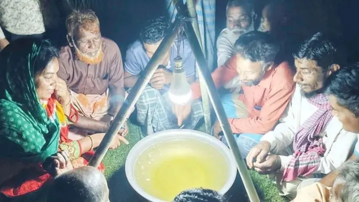 পলাশবাড়ীতে ফসলের পোকা দমনে জনপ্রিয় হচ্ছে আলোক ফাঁদ