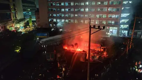 আশুলিয়ায় পোশাক কারখানায় আগুন, নিয়ন্ত্রণে ফায়ার সার্ভিসের ৪ ইউনিট