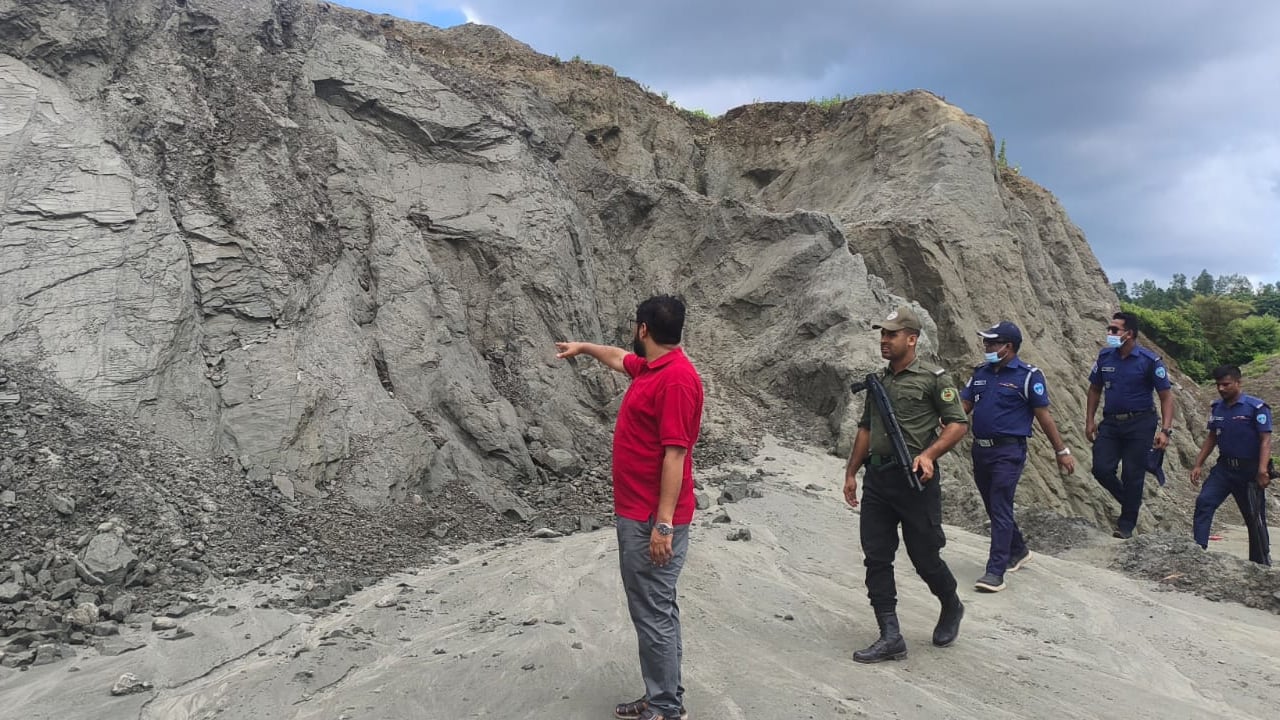 লামায় পাহাড় কেটে পরিবেশ বিপন্ন, ৫ ইটভাটা মালিককে জরিমানা