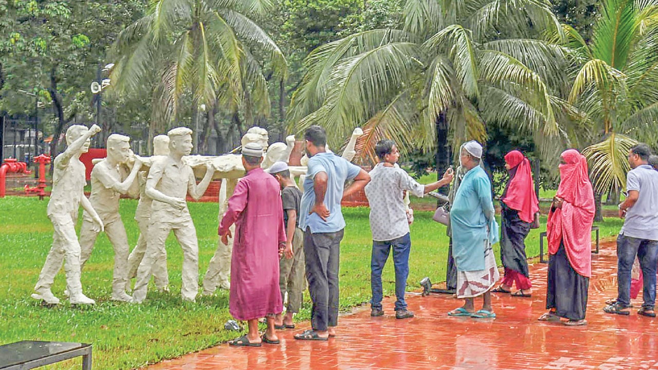 ইতিহাসের চত্বরে জনতার ঢল