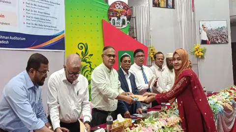 ডিনস অ্যাওয়ার্ড পেলেন ইসলামী বিশ্ববিদ্যালয়ের ৩৬ শিক্ষার্থী

