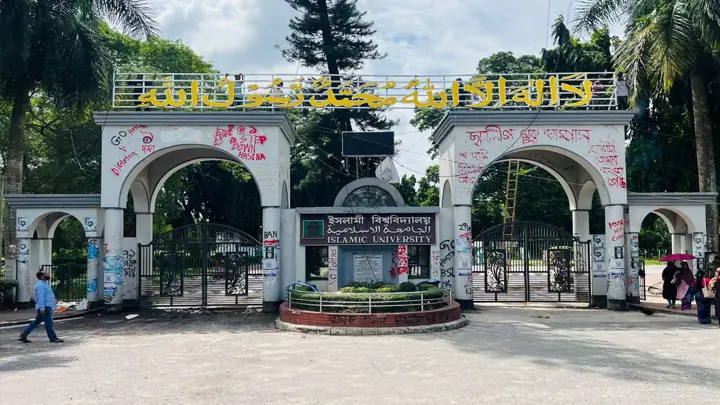 চলন্ত বাসে ইবির সিনিয়র-জুনিয়রের মারামারি
