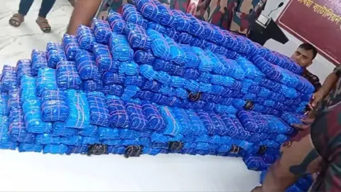 টেকনাফ সীমান্তে ১৪ লাখ ইয়াবাসহ আটক ২