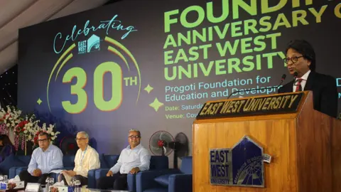 উৎসবমুখর পরিবেশে ইস্ট ওয়েস্ট বিশ্ববিদ্যালয়ের ৩০তম প্রতিষ্ঠাবার্ষিকী উদযাপন