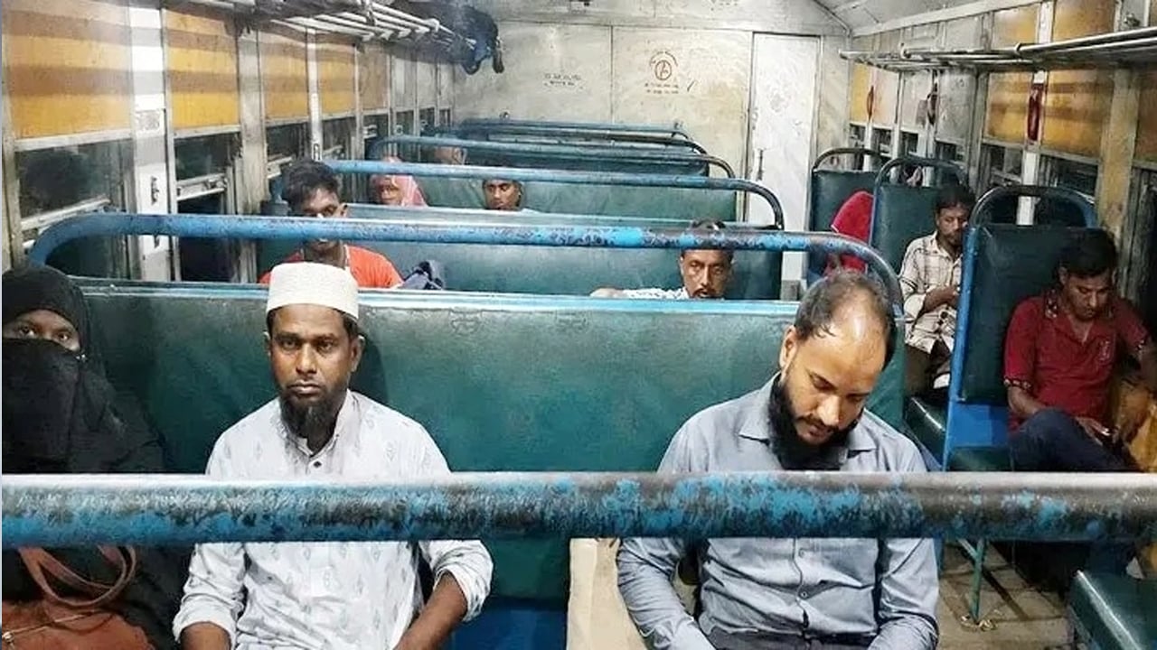 চলন্ত ট্রেনের বগিতে আগুন, আতঙ্কে যাত্রীরা
