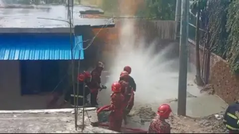 ইনানীতে গভীর নলকূপের পাইপ বসাতে গিয়ে আগুন 