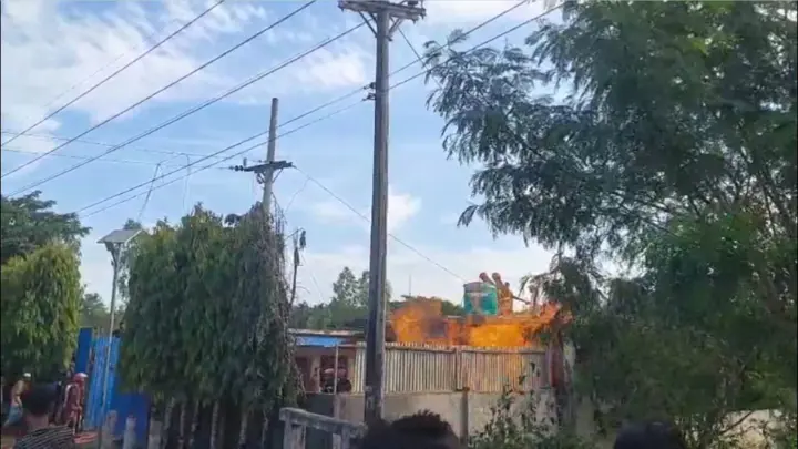 উখিয়ায় গ্যাসের আগুনের কারণে ৩৬ ঘণ্টা বিদ্যুৎহীন ৪ হাজার পরিবার