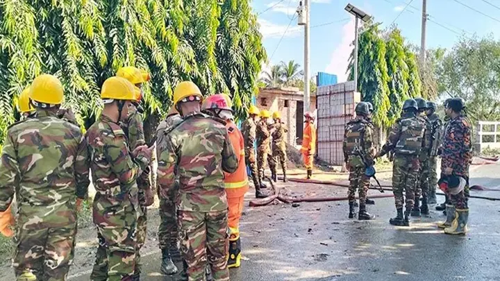 ১২ ঘণ্টায়ও নিয়ন্ত্রণে আসেনি নলকূপের গ্যাসের আগুন
