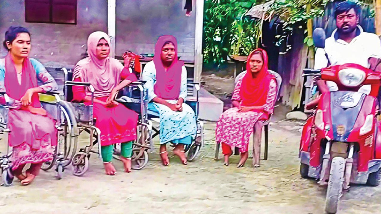 উচ্চশিক্ষিত হওয়ার স্বপ্ন প্রতিবন্ধী পাঁচ ভাই-বোনের