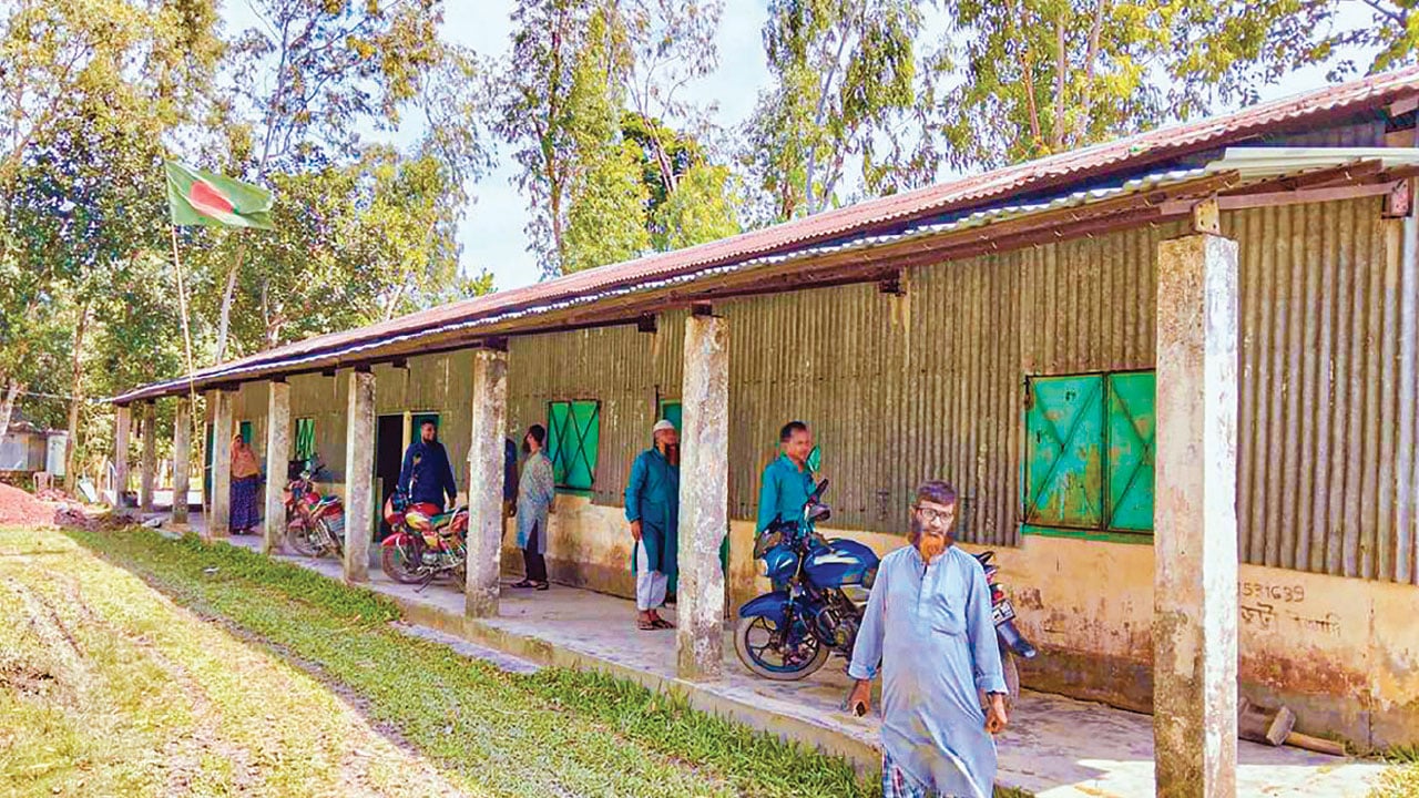 এক শিক্ষা অফিসার দিয়ে চলছে তিন উপজেলা