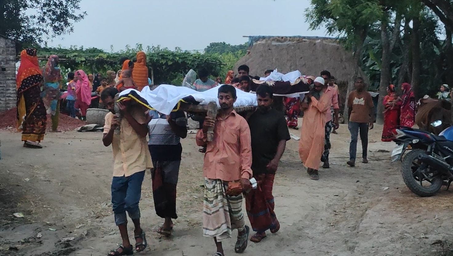এক সঙ্গে পাঁচ লাশ কাঁধে নিয়ে কবরস্থানে যাচ্ছেন আত্মীয়স্বজন আর গ্রামবাসী। এমন মর্মান্তিক শোকযাত্রা আগে দেখেনি কেউ। ছবি: আমার দেশ