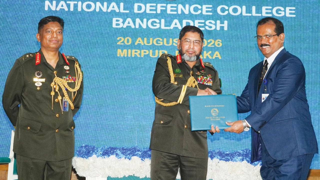 এনডিসির ক্যাপস্টোন কোর্স শেষে সেনাবাহিনী প্রধান জেনারেল ওয়াকার-উজ-জামানের কাছ থেকে সনদপত্র গ্রহণ করছেন আমার দেশ-এর ব্যবস্থাপনা সম্পাদক জাহেদ চৌধুরী। ছবি: আইএসপিআর