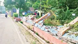 
এবি পার্টি নেতার বাড়ির সীমানাপ্রাচীর বুলডোজার দিয়ে ভাঙচুর, ১৭ জনের নামে মামলা