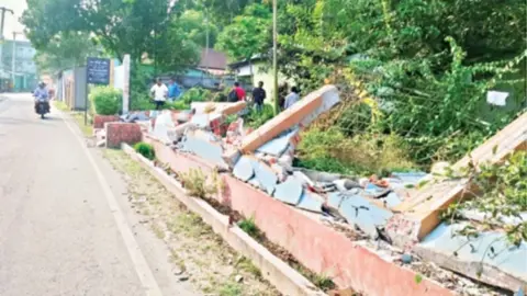 
এবি পার্টি নেতার বাড়ির সীমানাপ্রাচীর বুলডোজার দিয়ে ভাঙচুর, ১৭ জনের নামে মামলা
