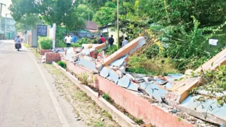 
এবি পার্টি নেতার বাড়ির সীমানাপ্রাচীর বুলডোজার দিয়ে ভাঙচুর, ১৭ জনের নামে মামলা