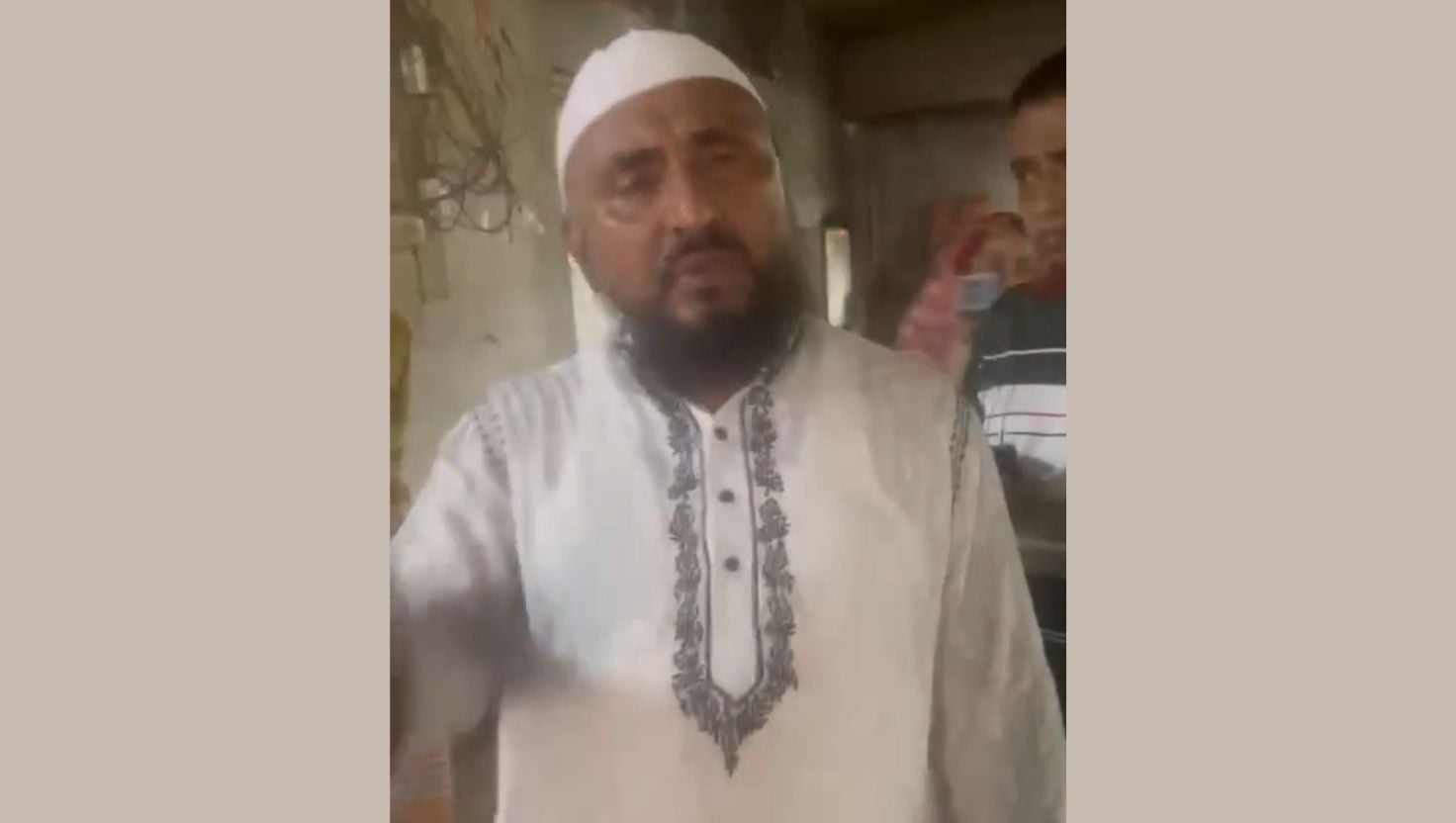 নারীসহ ওলামা দলের নেতাকে আটক করল প্রতিবেশীরা, ভিডিও ভাইরাল