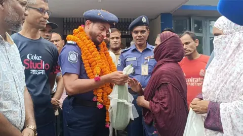 ওসির ব্যতিক্রমী বিদায়, কেউ দিলেন গাছের লাউ, কেউ আনলেন দেশি মুরগি  