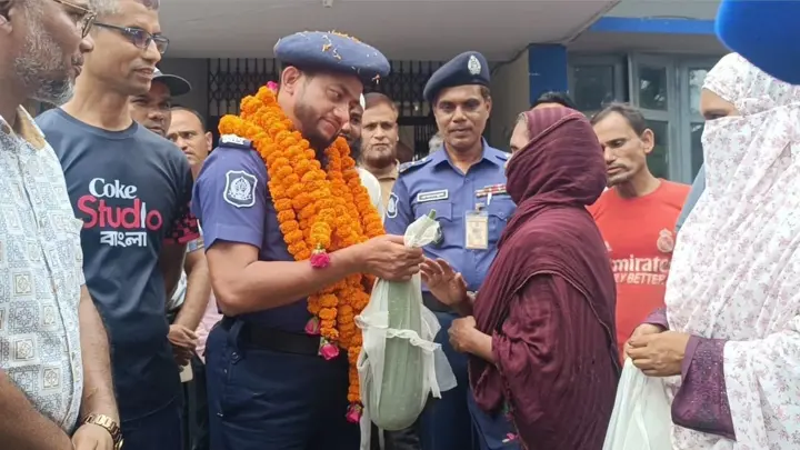 ওসির ব্যতিক্রমী বিদায়, কেউ দিলেন গাছের লাউ, কেউ আনলেন দেশি মুরগি  