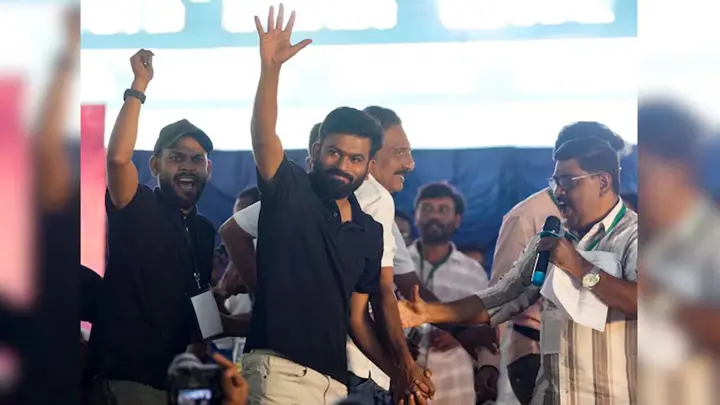 দিল্লির বিমানবন্দরে হেনস্তার শিকার ককরোচ প্রধান অভিজিৎ দীপকে