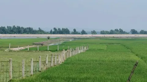 মধ্যরাতে পরপর বিস্ফোরণের শব্দ: ওপারে গর্জন, এপারে আতঙ্ক