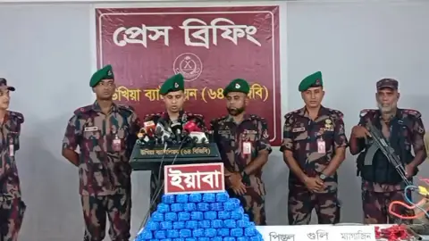 দুটি বিদেশি পিস্তল ও গুলিসহ আটক ৩
