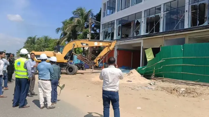 ইনানীতে শতাধিক অবৈধ হোটেল-রিসোর্ট, শুধু একটি ভবনে ‘রহস্যময়’ ভাঙচুর!