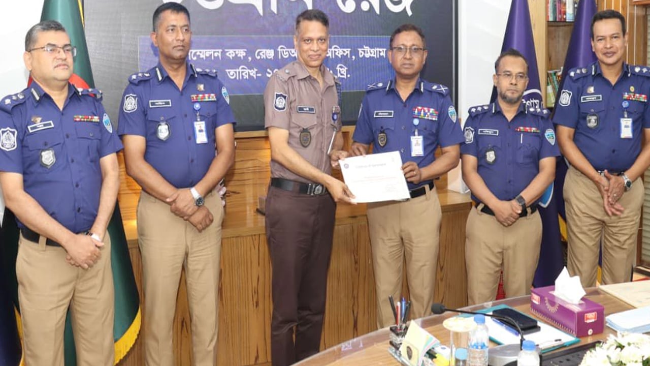 মাদক উদ্ধার ও সাহসিকতায় সম্মাননা পেলেন ওসি

