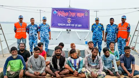 সাগরে ভাসছিল ফিশিং বোট ও ১৩ জেলে, জীবিত উদ্ধার করল কোস্ট গার্ড
