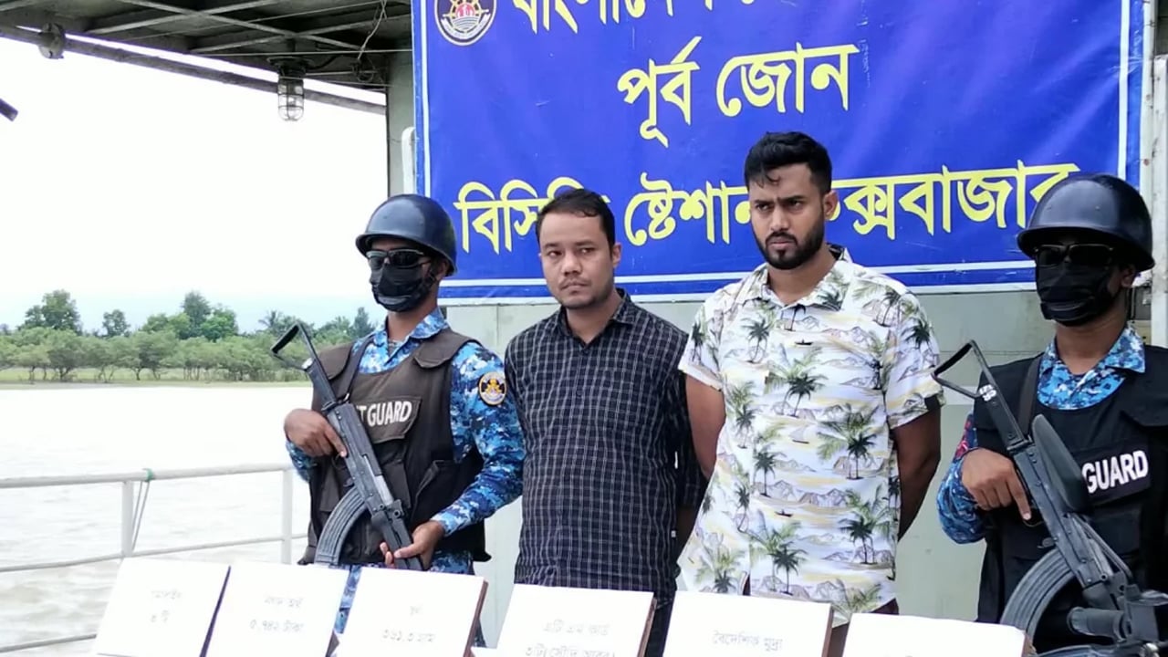 দুবাই থেকে চোরাচালান, ৩১ ভরি স্বর্ণসহ দুই যুবক আটক
