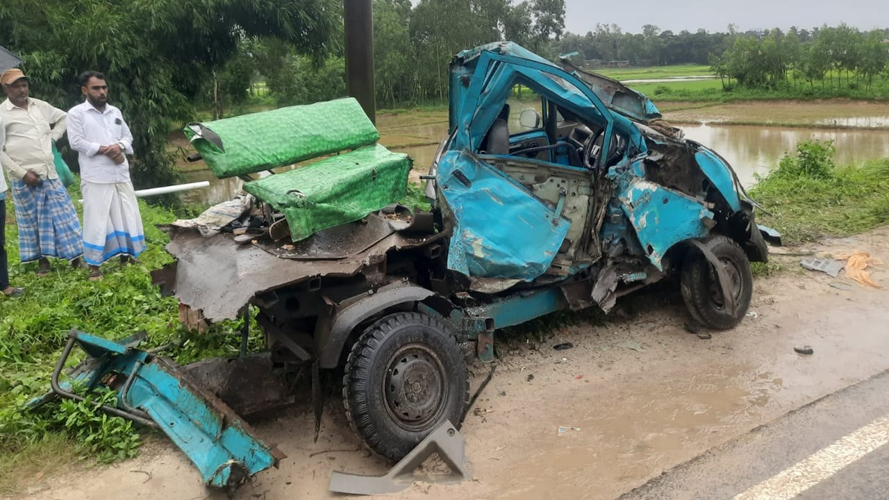 দুই গাড়ির মুখোমুখি সংঘর্ষে ঝরে গেল ৪ প্রাণ, হাসপাতালে ৫