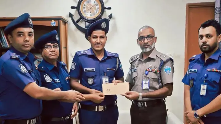 শাস্তির বদলে এসআইকে পুরস্কার দিলেন এসপি