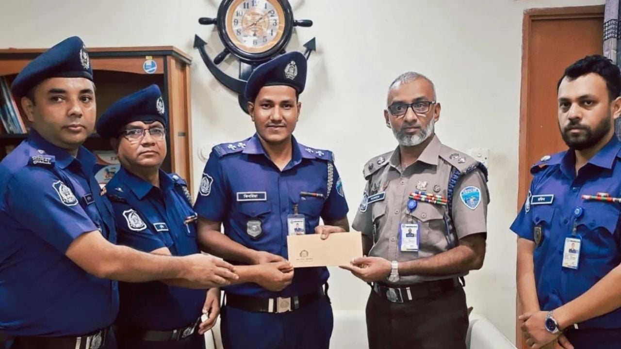শাস্তির বদলে এসআইকে পুরস্কার দিলেন এসপি