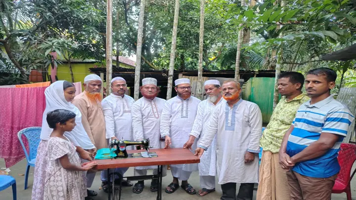 বিএনপি নেতার বিধবা স্ত্রীকে জামায়াতের সেলাই মেশিন উপহার