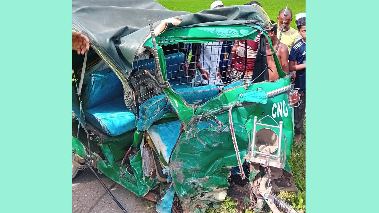কটিয়াদীতে সড়ক দুর্ঘটনায় ৩ জনের মৃত্যু, আহত ৫
