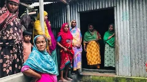 বিদ্যুৎস্পৃষ্ট হয়ে কিশোরীর মৃত্যু, মা-দাদী আহত
