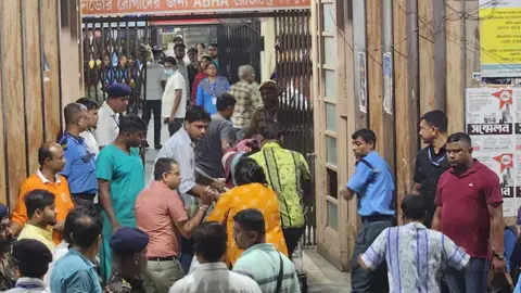 কলকাতায় পূজামণ্ডপে পদদলিত হয়ে নিহত ১৭