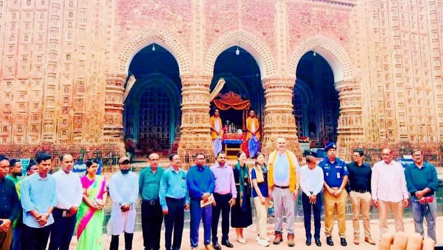 কান্তজীউ মন্দির ও নয়াবাদ মসজিদ পরিদর্শনে মার্কিন রাষ্ট্রদূত

