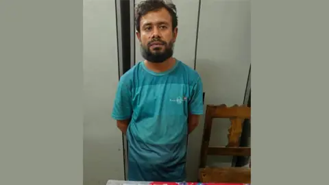 জাল টাকা বিকাশে পাঠাতে গিয়ে যুবক আটক
