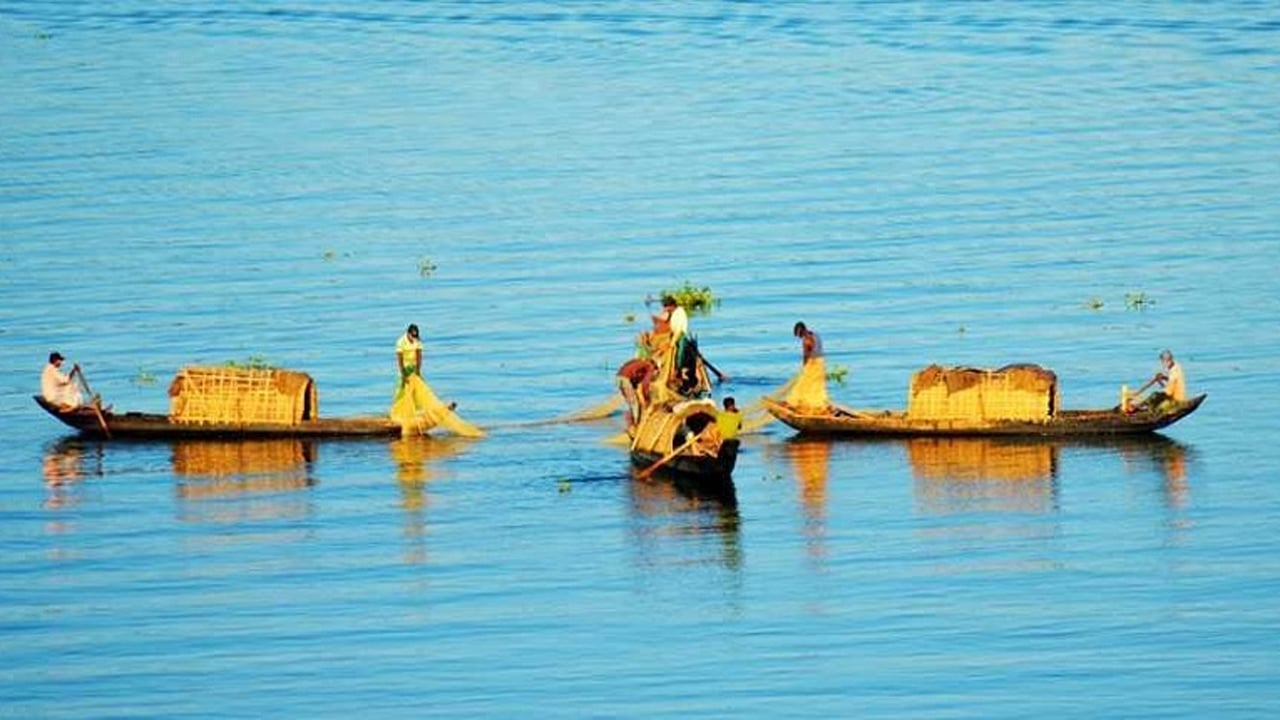 তিন মাস পর কাপ্তাই হ্রদে মাছ শিকার শুরু