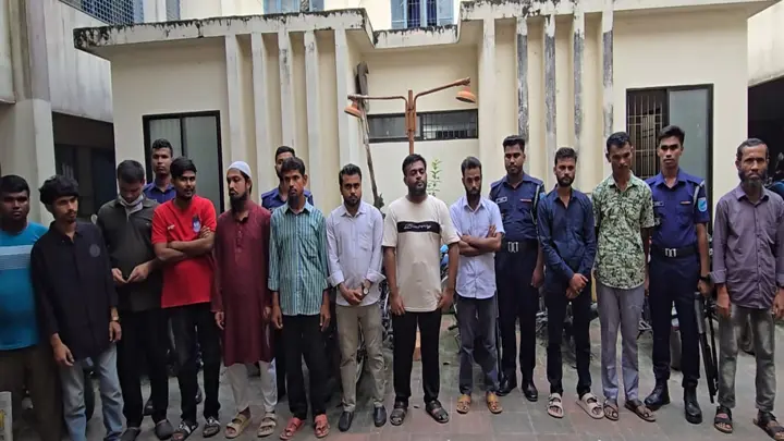 কিশোরগঞ্জে হাসপাতাল থেকে ১৭ দালাল গ্রেপ্তার