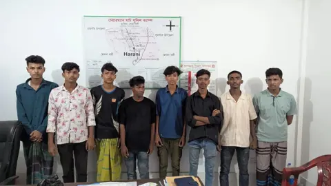 নোয়াখালীতে কিশোর গ্যাংবিরোধী সাঁড়াশি অভিযান, আটক ১৬৩ 