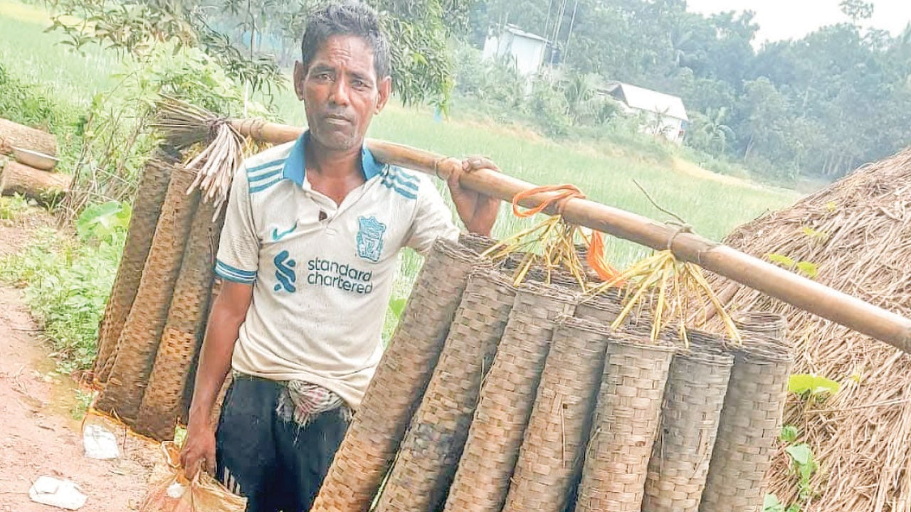 কুঁচিয়া ধরেই চলে তাদের জীবনের চাকা