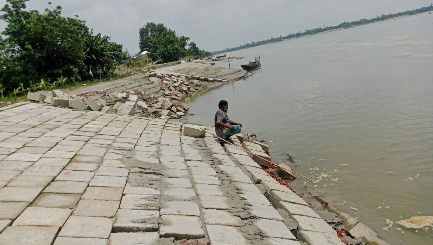 কাজ শেষের আগেই পাউবোর তীর সংরক্ষণ প্রকল্পে ধস