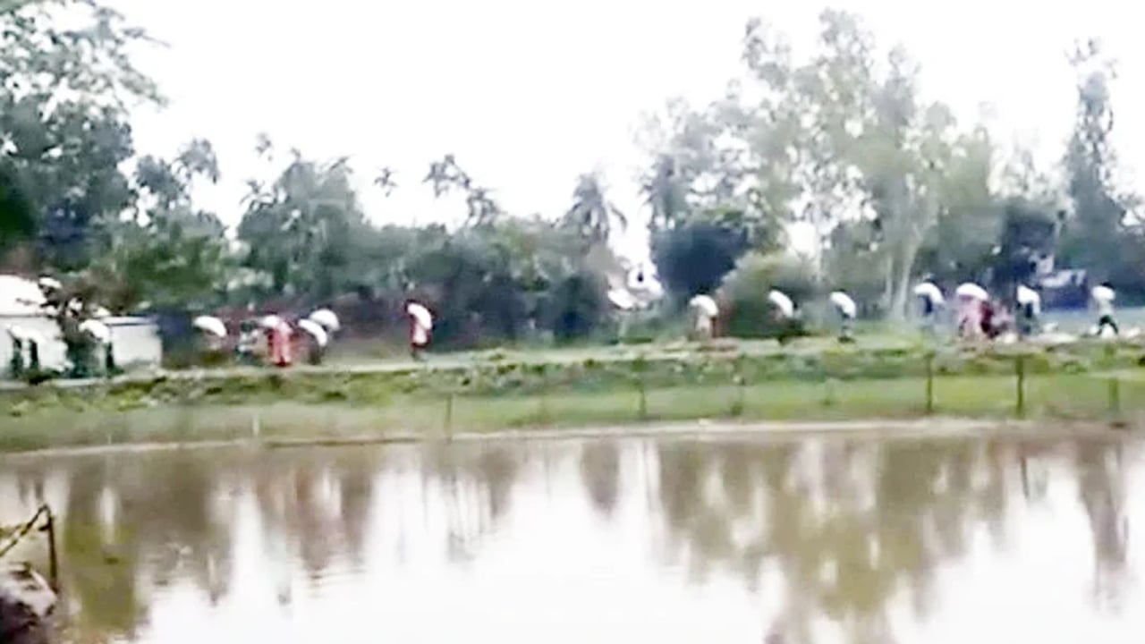 গুদাম ভেঙে সার লুট করে নিয়ে গেলেন কৃষকরা
