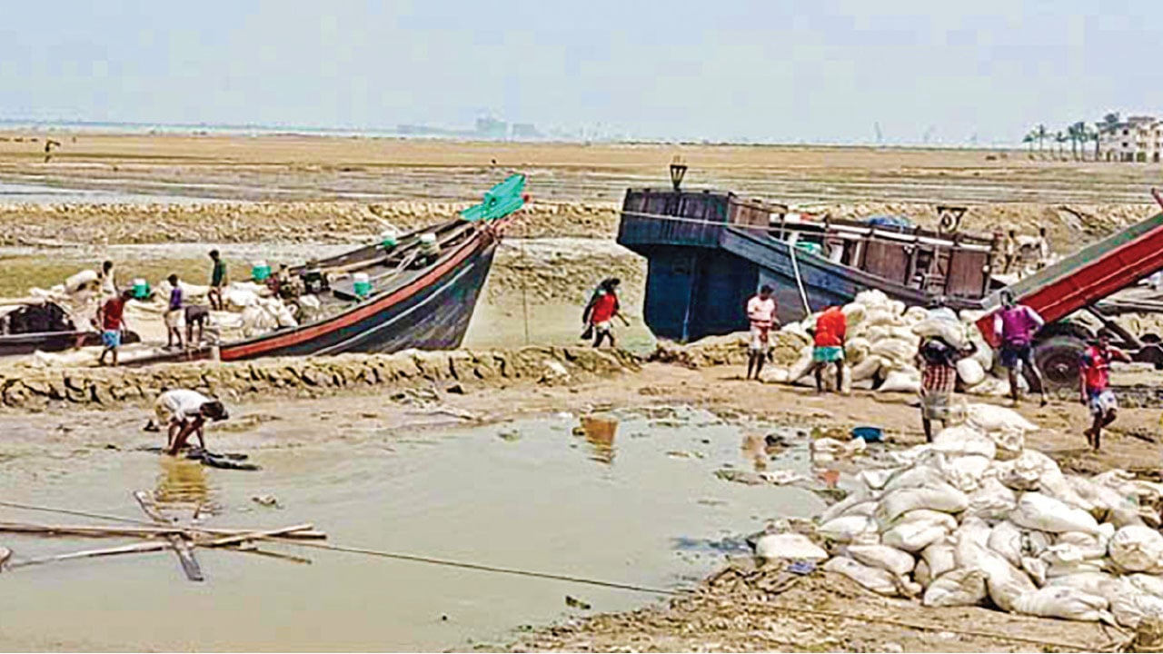 কুতুবদিয়ায় ন্যায্য মজুরি বঞ্চিত লবণ শ্রমিকরা