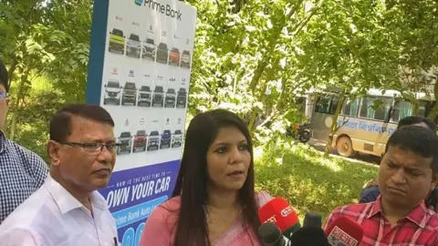 অপ্রতিমের বাবার দোকানে বিনা বেতনে কাজ নিয়েছিলেন ফাহাদ