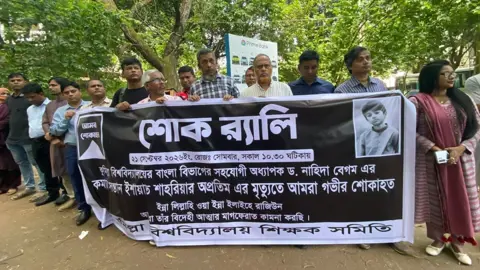 অপ্রতিম হত্যায় কুবি শিক্ষকদের শোক র‍্যালি, নিরাপদ ক্যাম্পাসের দাবি
